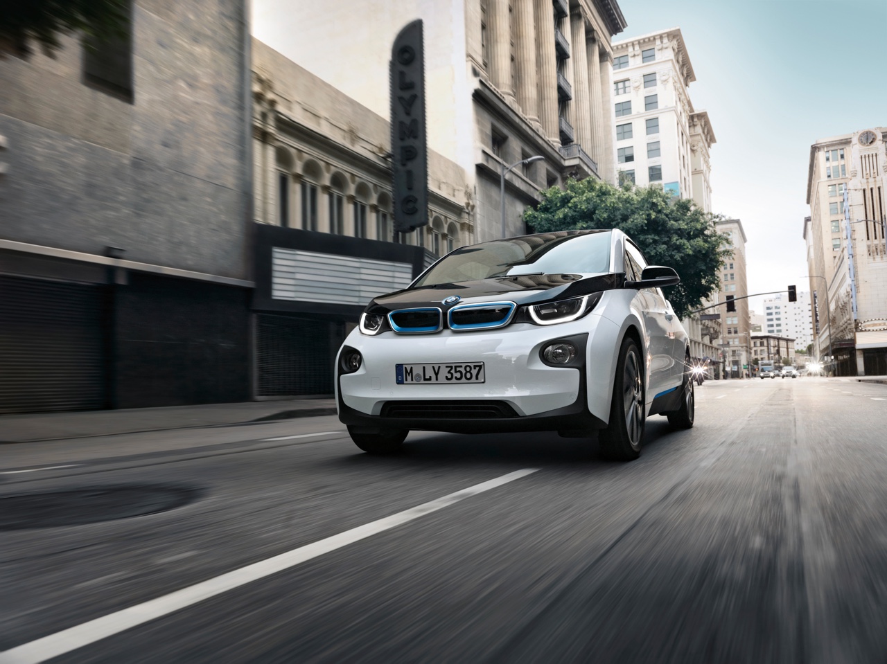 BMW introduceert naast 22 kWh accu ook 33 kWh batterij. Daarmee heeft de i3 een actieradius van 300 kilometer, en dat is 200 kilometer effectief.