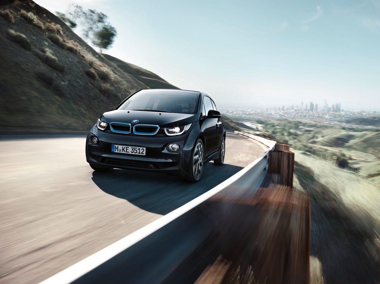 BMW introduceert naast 22 kWh accu ook 33 kWh batterij. Daarmee heeft de i3 een actieradius van 300 kilometer, en dat is 200 kilometer effectief.