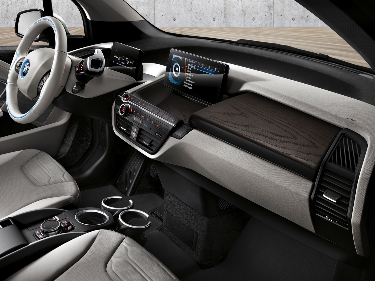BMW introduceert naast 22 kWh accu ook 33 kWh batterij. Daarmee heeft de i3 een actieradius van 300 kilometer, en dat is 200 kilometer effectief.