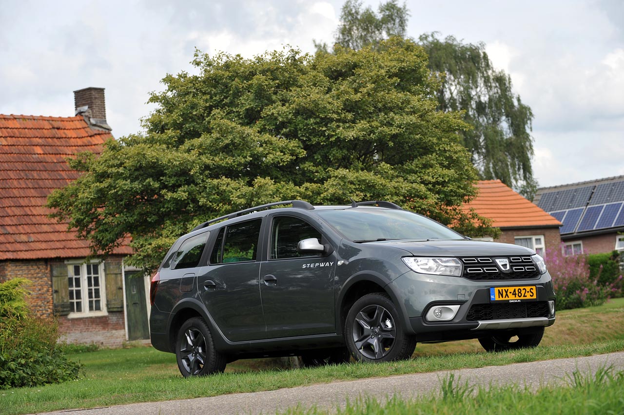 Dacia maakt eindelijk het Stepway aanbod compleet met de Logan MCV Stepway. Stoer hoog op de poten, veel binnenruimte en moderne technieken maken deze auto zeer aantrekkelijk.
