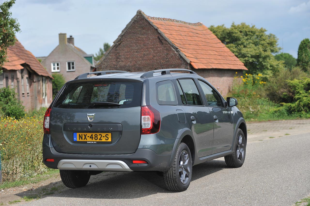 Dacia maakt eindelijk het Stepway aanbod compleet met de Logan MCV Stepway. Stoer hoog op de poten, veel binnenruimte en moderne technieken maken deze auto zeer aantrekkelijk.
