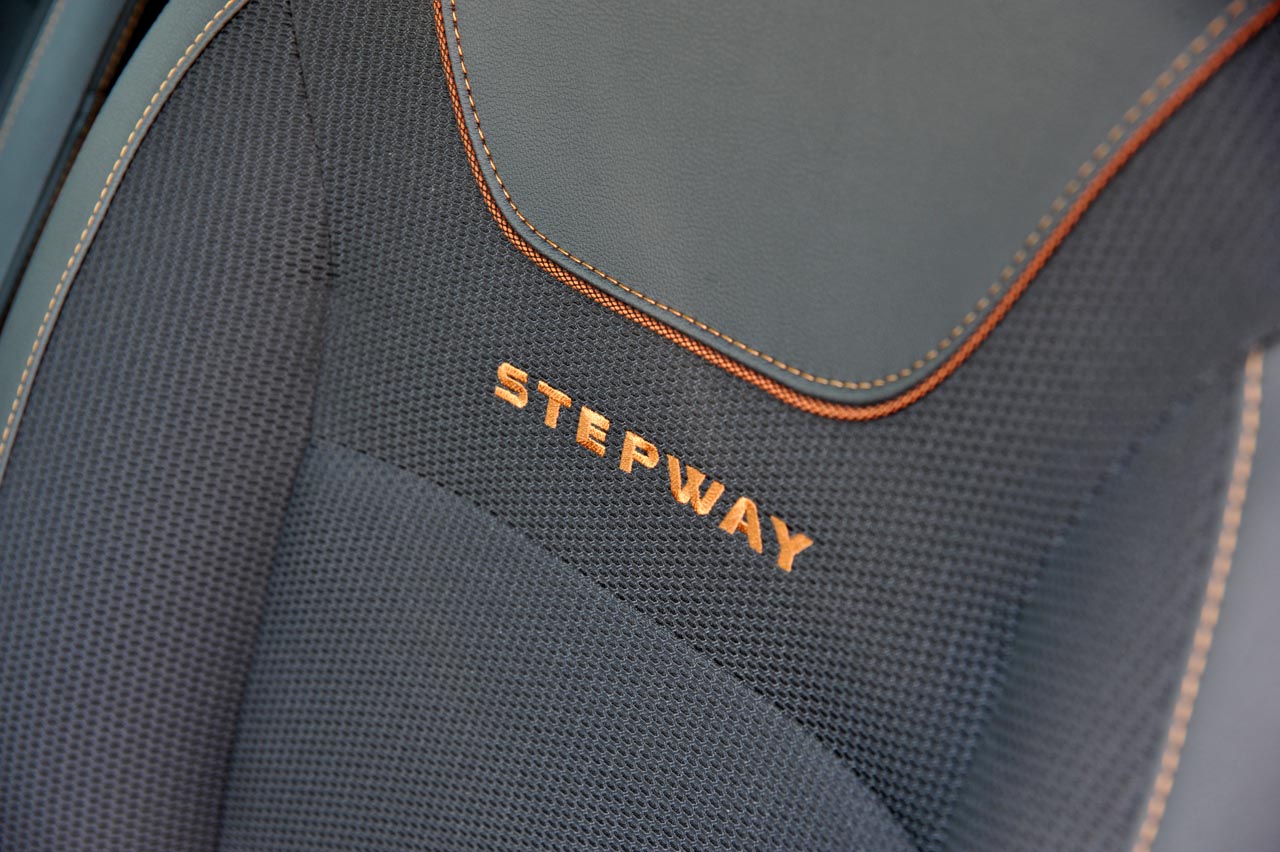 Dacia maakt eindelijk het Stepway aanbod compleet met de Logan MCV Stepway. Stoer hoog op de poten, veel binnenruimte en moderne technieken maken deze auto zeer aantrekkelijk.