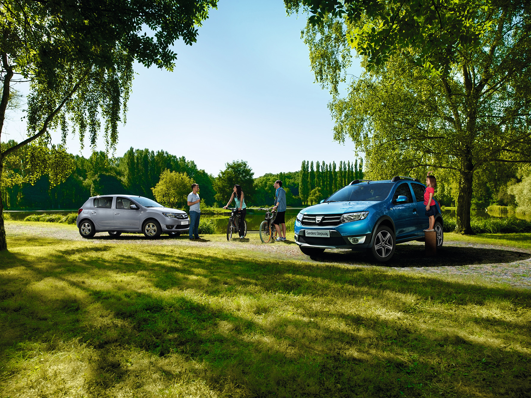 Dacia introduceert affabriek LPG-installatie voor Sandero en Logan MCV Bi-Fuel. Ze maken gebruik van de TCe 90 benzinemotor. Ook nieuw in 2016 is er de Easy-R automaat.