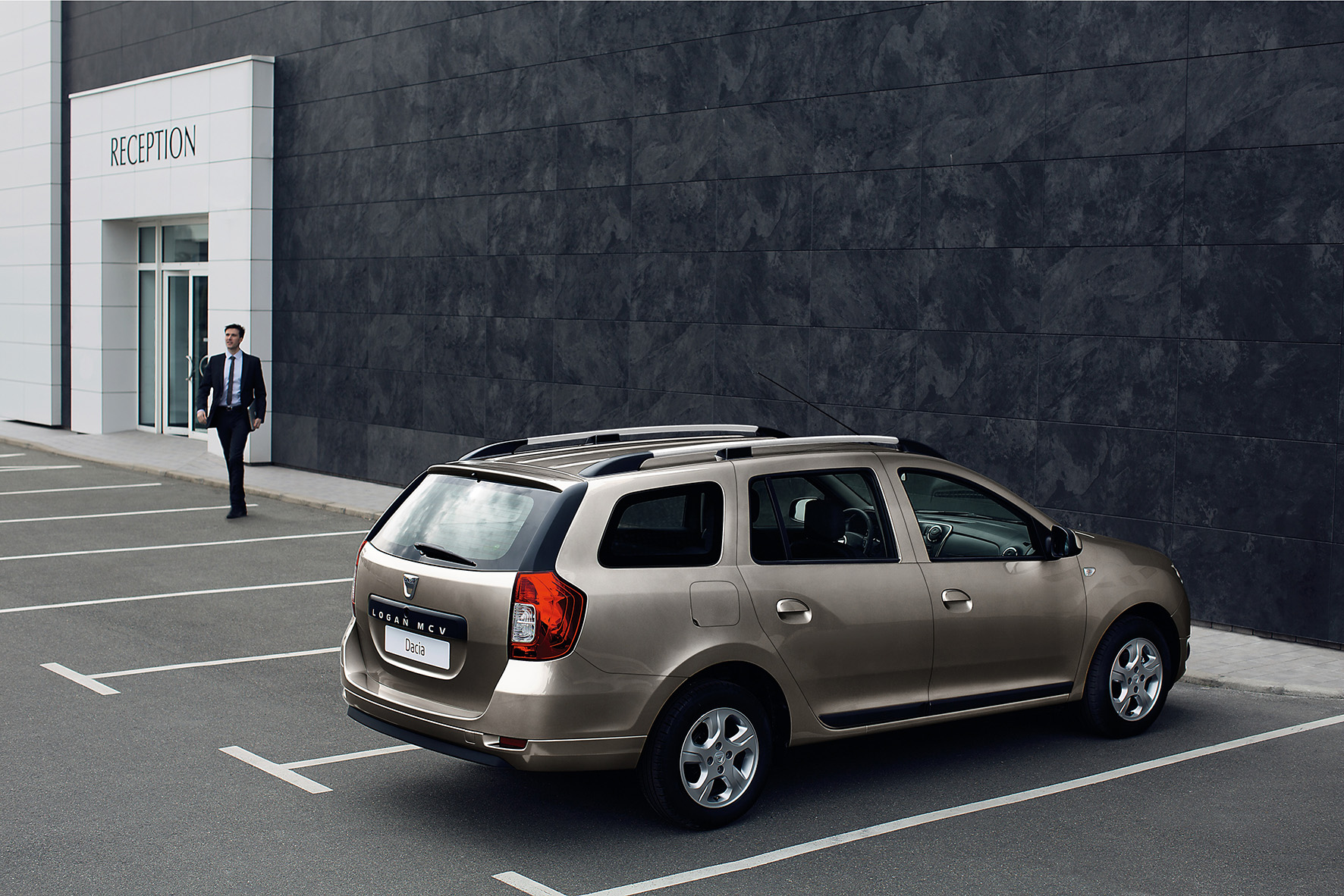 Dacia introduceert affabriek LPG-installatie voor Sandero en Logan MCV Bi-Fuel. Ze maken gebruik van de TCe 90 benzinemotor. Ook nieuw in 2016 is er de Easy-R automaat.