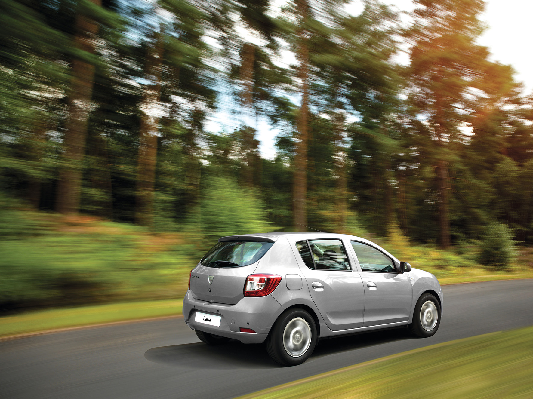 Dacia introduceert affabriek LPG-installatie voor Sandero en Logan MCV Bi-Fuel. Ze maken gebruik van de TCe 90 benzinemotor. Ook nieuw in 2016 is er de Easy-R automaat.