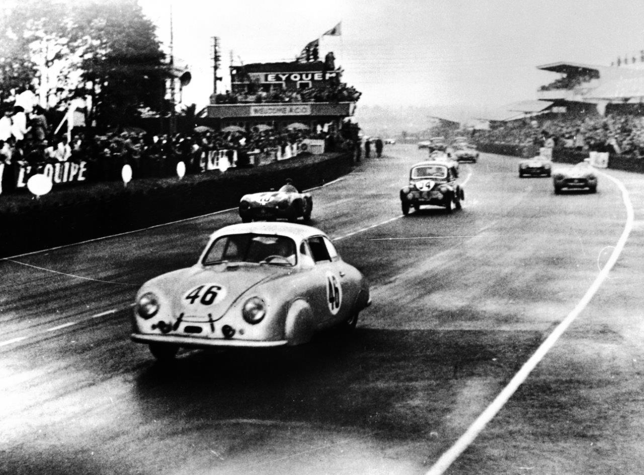 Het is de dag van de autonamen en Porsche haalt hiervan enkele voorbeelden aan.