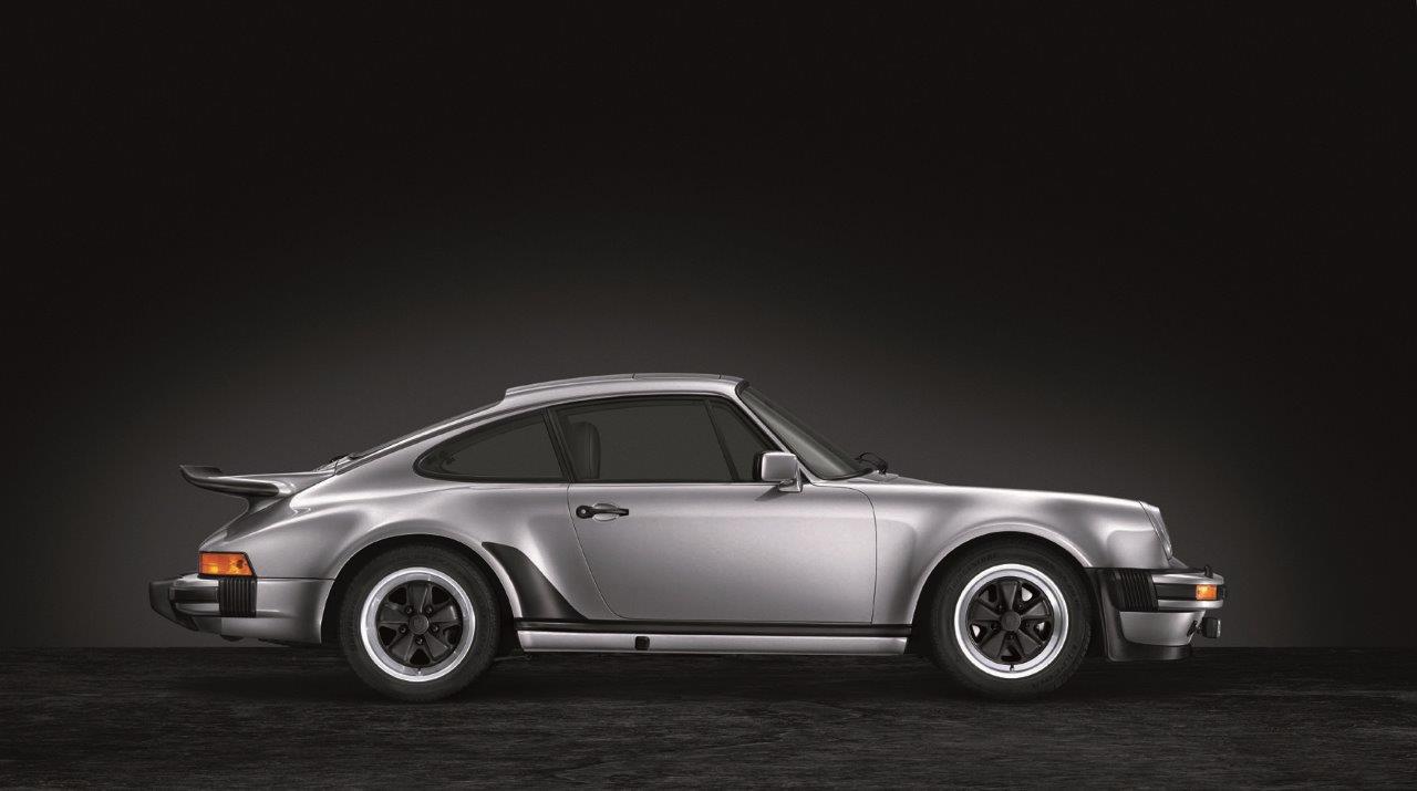 Het is de dag van de autonamen en Porsche haalt hiervan enkele voorbeelden aan.