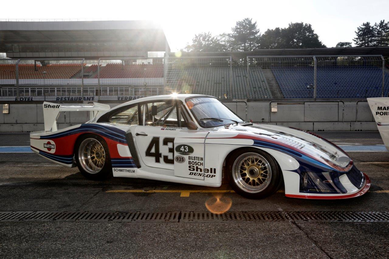 Het is de dag van de autonamen en Porsche haalt hiervan enkele voorbeelden aan.