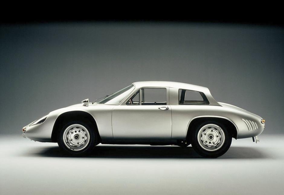 Het is de dag van de autonamen en Porsche haalt hiervan enkele voorbeelden aan.
