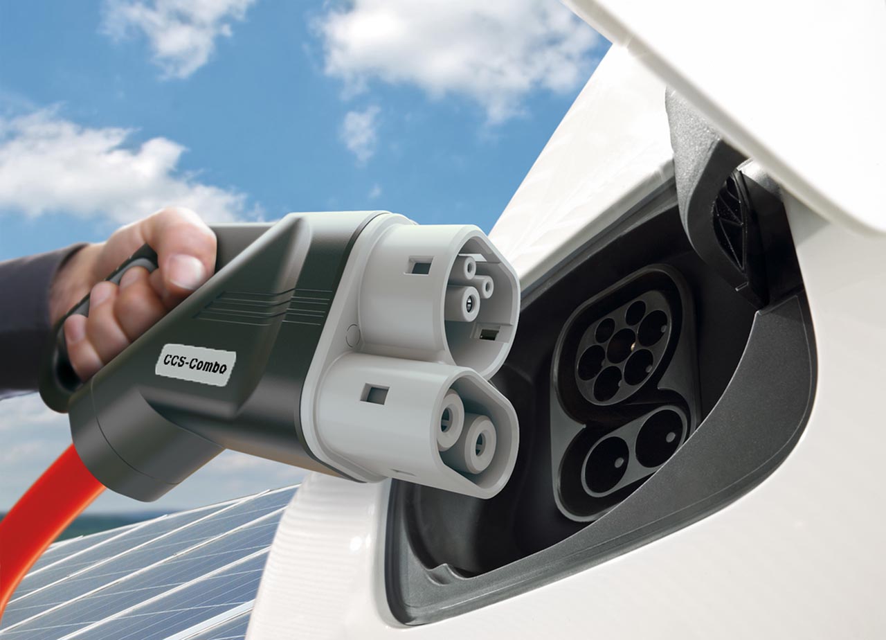 Daimler voorziet ontwikkelingen op verschillende aandrijflijnen, elektrisch, hybride, accu, brandstofcel en verbrandingsmotor.