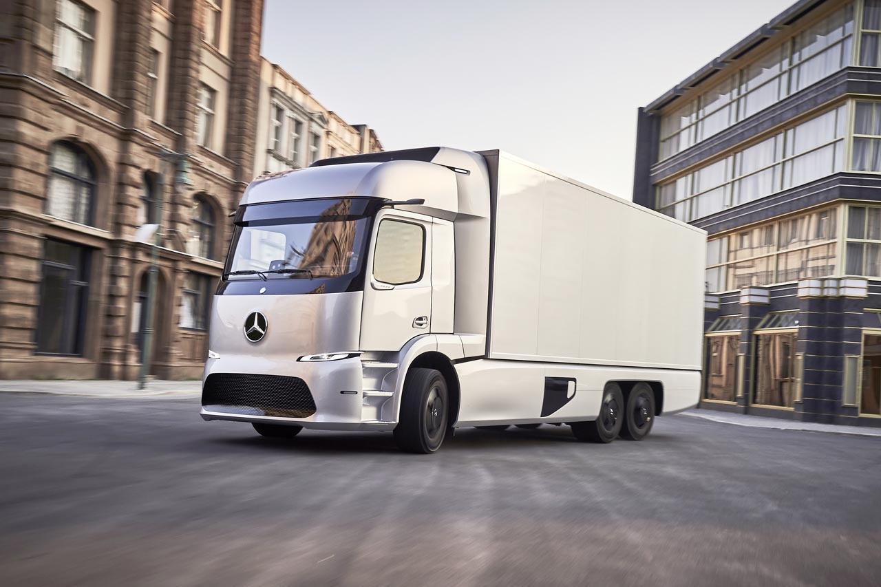 Daimler voorziet ontwikkelingen op verschillende aandrijflijnen, elektrisch, hybride, accu, brandstofcel en verbrandingsmotor.