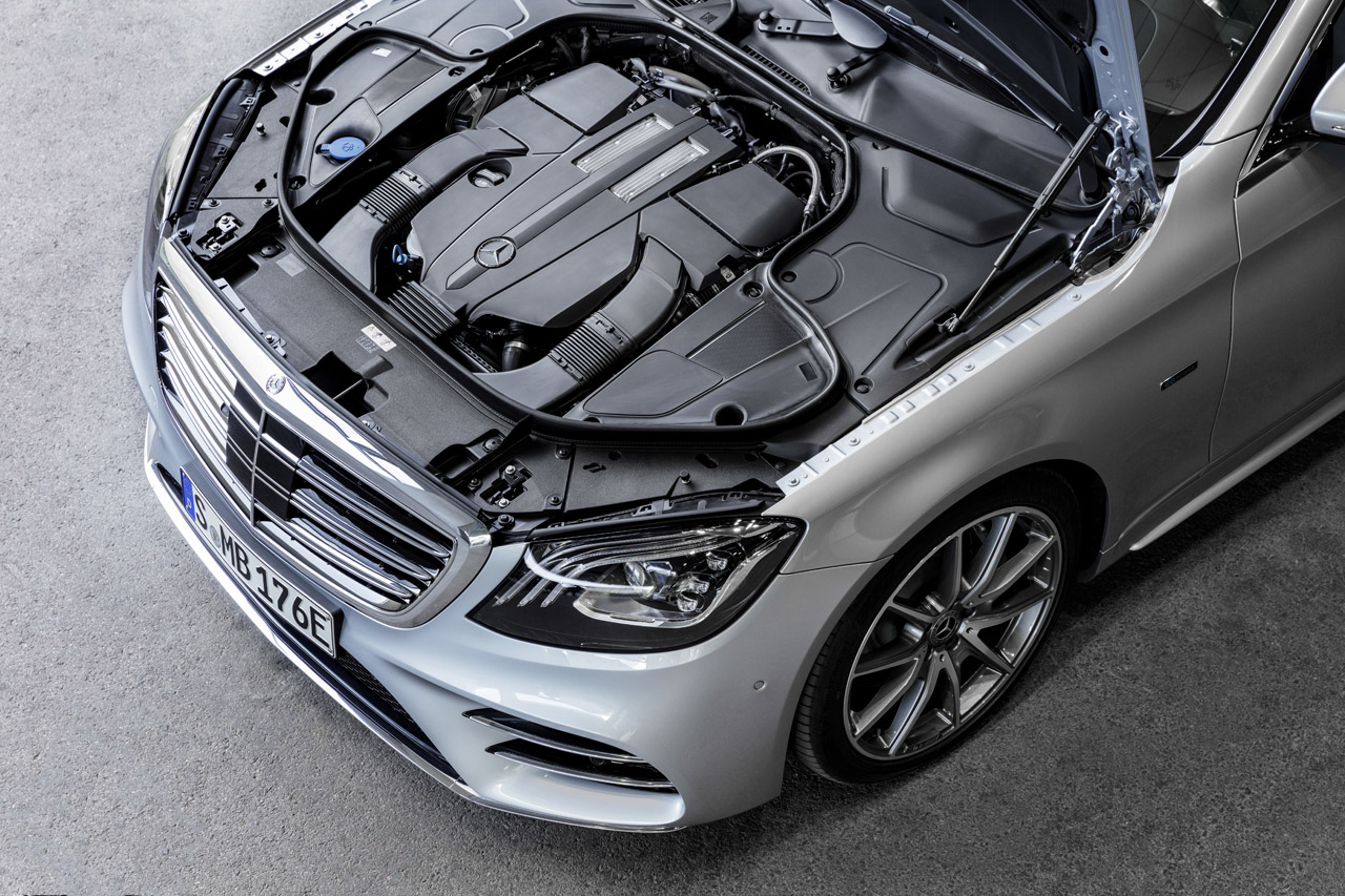 Daimler voorziet ontwikkelingen op verschillende aandrijflijnen, elektrisch, hybride, accu, brandstofcel en verbrandingsmotor.