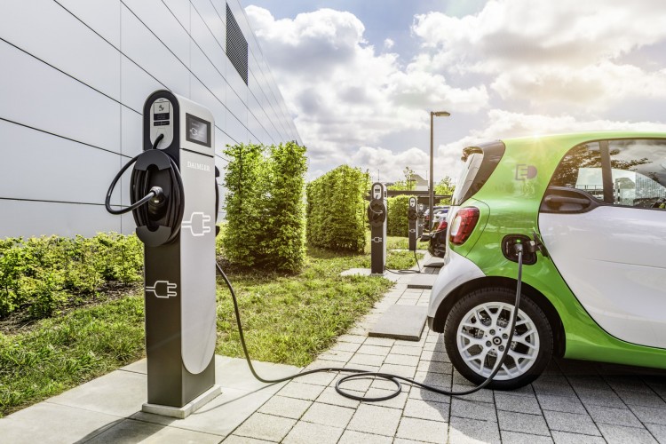 Daimler voorziet ontwikkelingen op verschillende aandrijflijnen, elektrisch, hybride, accu, brandstofcel en verbrandingsmotor.