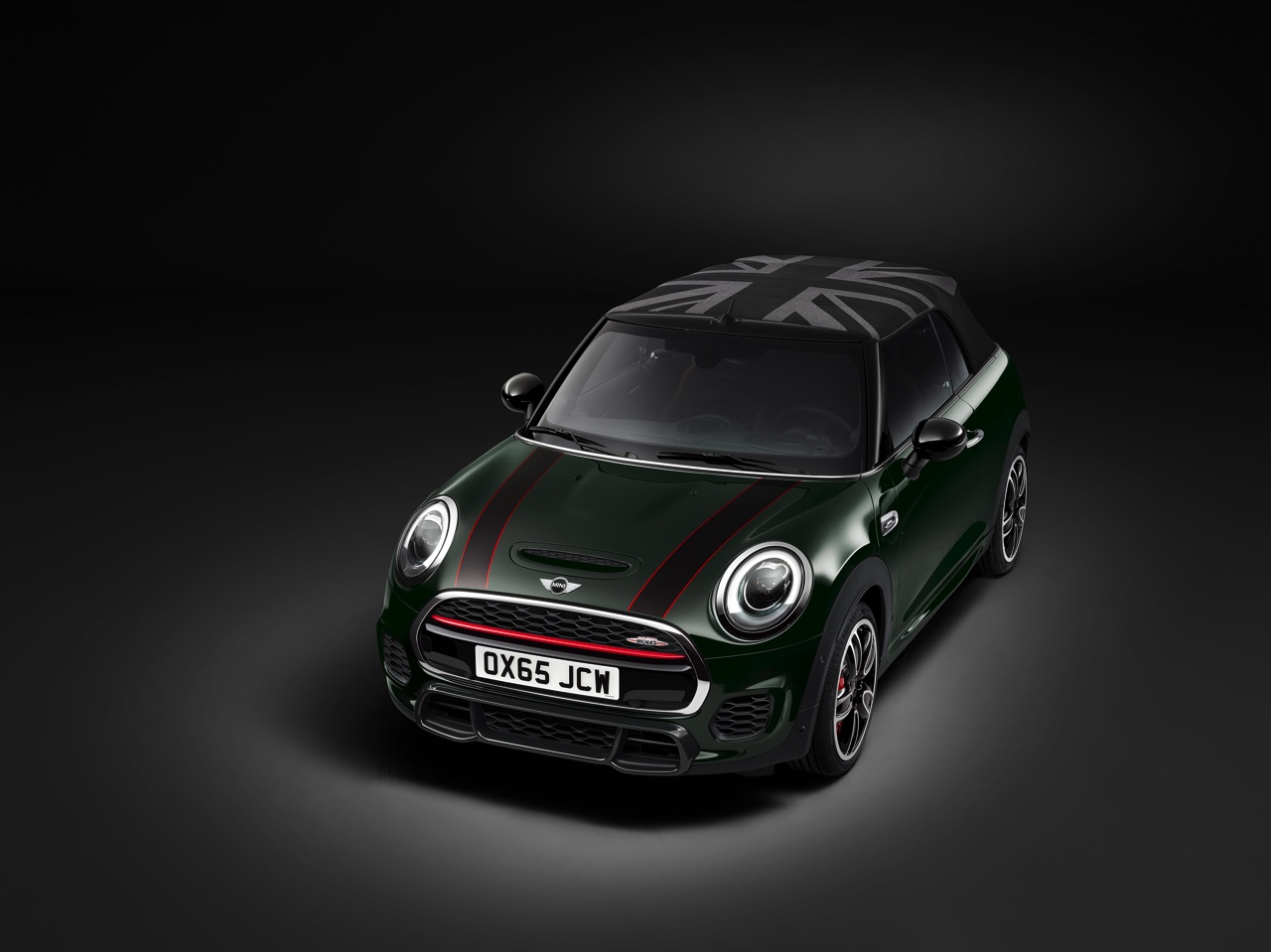 Mini onthult Mini John Cooper Works Cabrio met 231 pk. Het topmodel komt in maart 2016 op de markt en wordt in het Nederlandse Born geproduceerd.