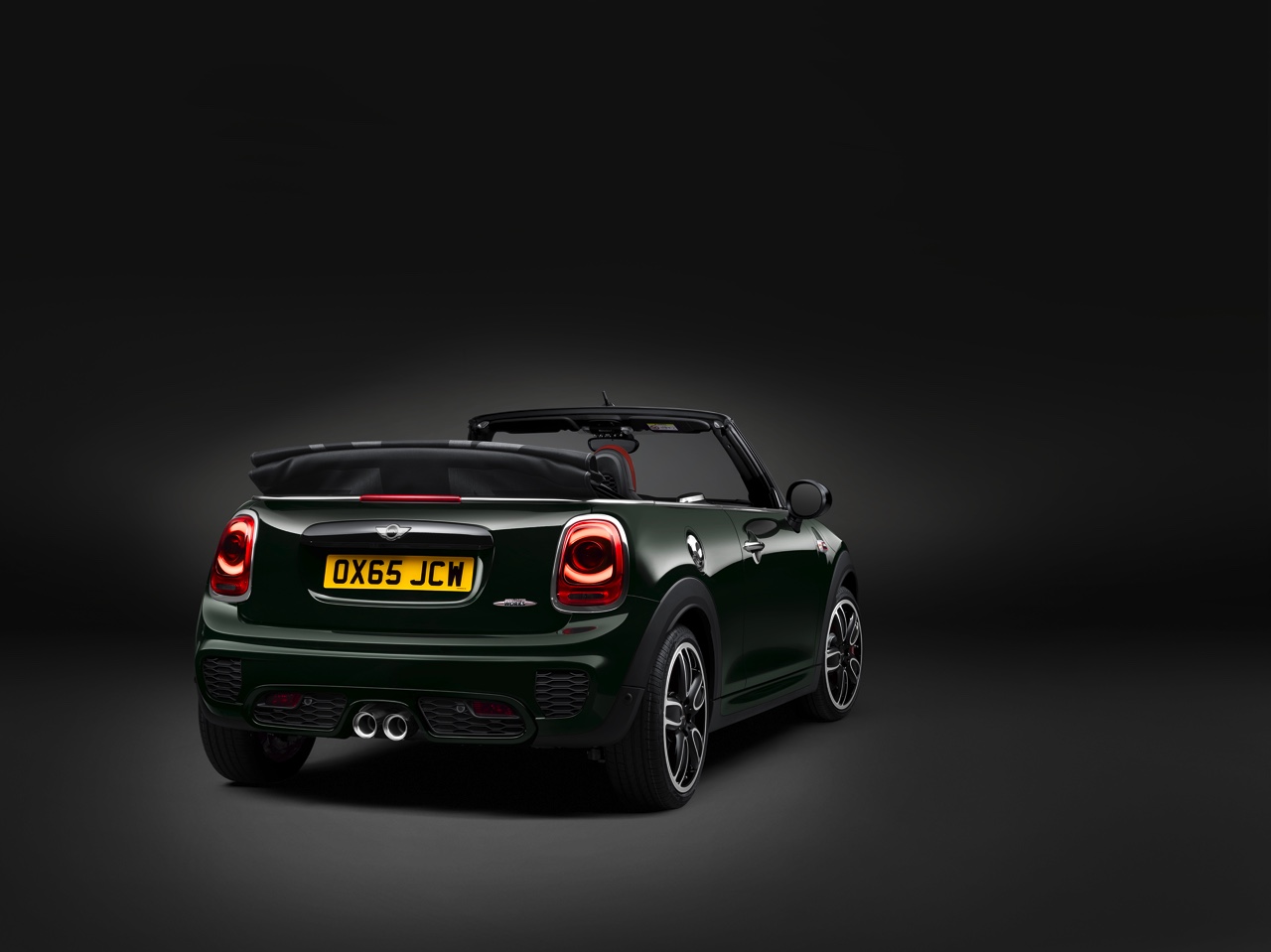 Mini onthult Mini John Cooper Works Cabrio met 231 pk. Het topmodel komt in maart 2016 op de markt en wordt in het Nederlandse Born geproduceerd.