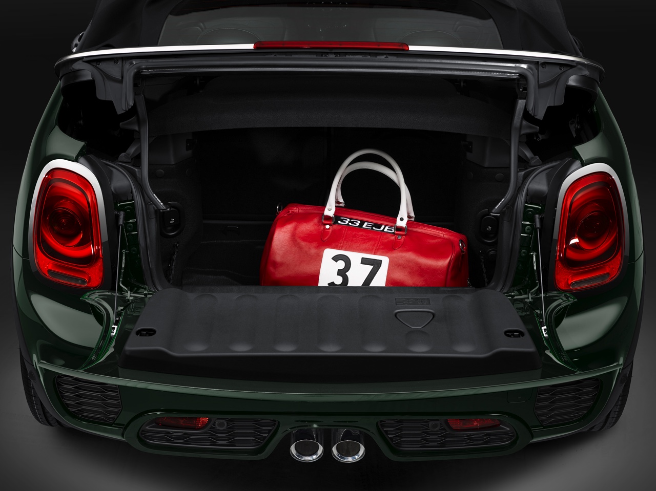 Mini onthult Mini John Cooper Works Cabrio met 231 pk. Het topmodel komt in maart 2016 op de markt en wordt in het Nederlandse Born geproduceerd.