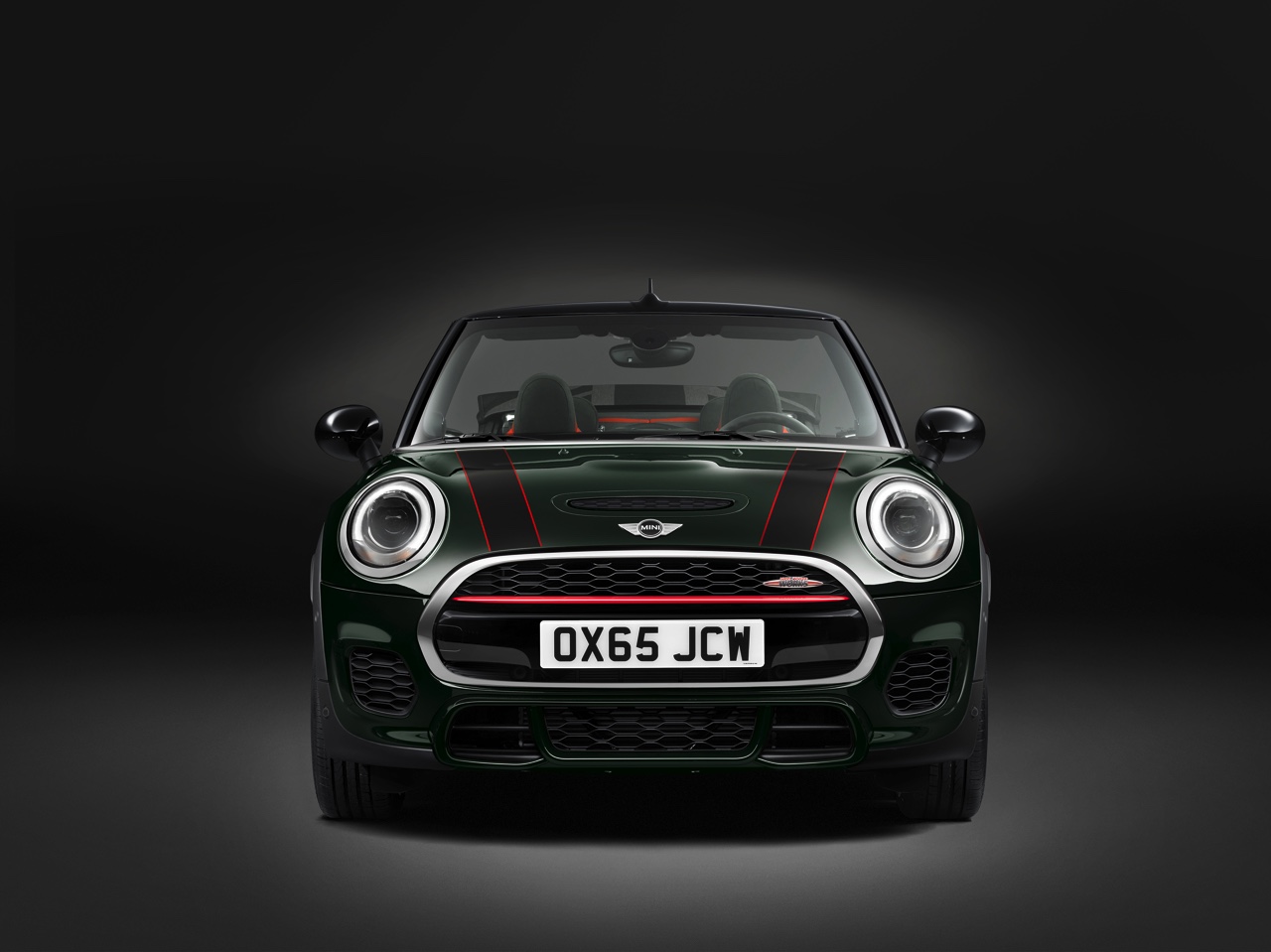 Mini onthult Mini John Cooper Works Cabrio met 231 pk. Het topmodel komt in maart 2016 op de markt en wordt in het Nederlandse Born geproduceerd.