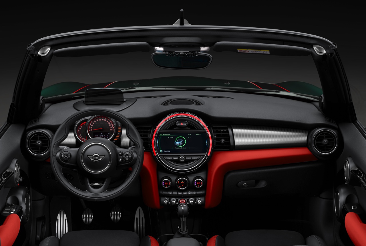 Mini onthult Mini John Cooper Works Cabrio met 231 pk. Het topmodel komt in maart 2016 op de markt en wordt in het Nederlandse Born geproduceerd.