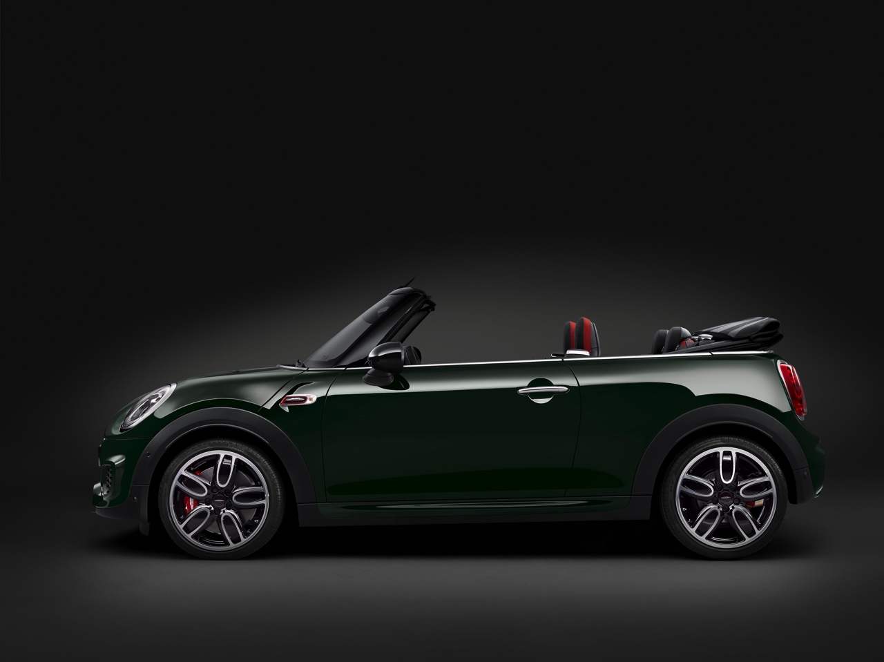 Mini onthult Mini John Cooper Works Cabrio met 231 pk. Het topmodel komt in maart 2016 op de markt en wordt in het Nederlandse Born geproduceerd.