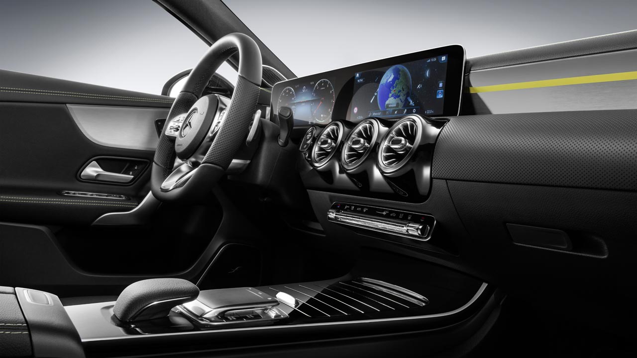 Mercedes lanceert binnenkort de nieuwe A-klasse. De eerste foto's betreffen het interieur met een bijzonder instrumentarium.