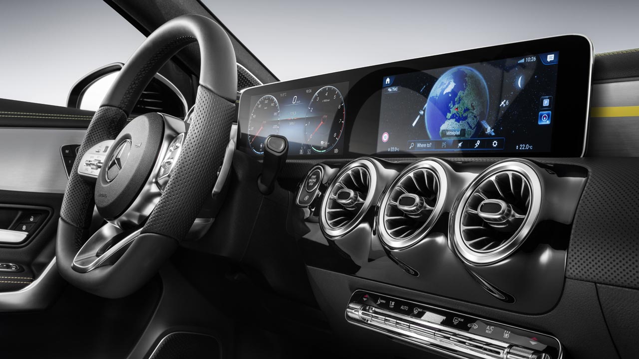 Mercedes lanceert binnenkort de nieuwe A-klasse. De eerste foto's betreffen het interieur met een bijzonder instrumentarium.