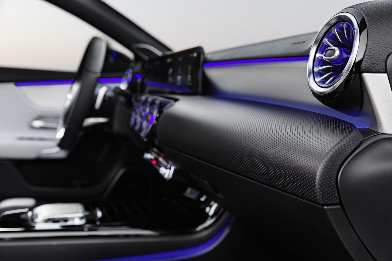 Mercedes lanceert binnenkort de nieuwe A-klasse. De eerste foto's betreffen het interieur met een bijzonder instrumentarium.