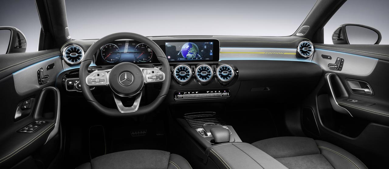 Mercedes lanceert binnenkort de nieuwe A-klasse. De eerste foto's betreffen het interieur met een bijzonder instrumentarium.
