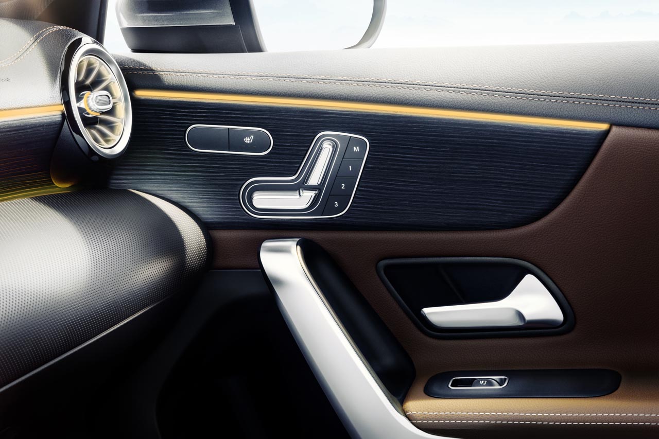Mercedes lanceert binnenkort de nieuwe A-klasse. De eerste foto's betreffen het interieur met een bijzonder instrumentarium.
