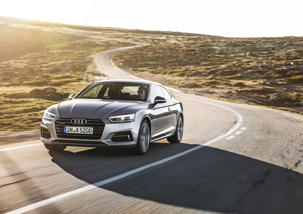 Na bijna tien jaar krijgt de A5 een tweede generatie. Volgens Audi-traditie presenteert de nieuweling zich als een evolutie van zijn voorganger. AutoVandaag zocht uit hoe de nieuwe coup? bevalt.