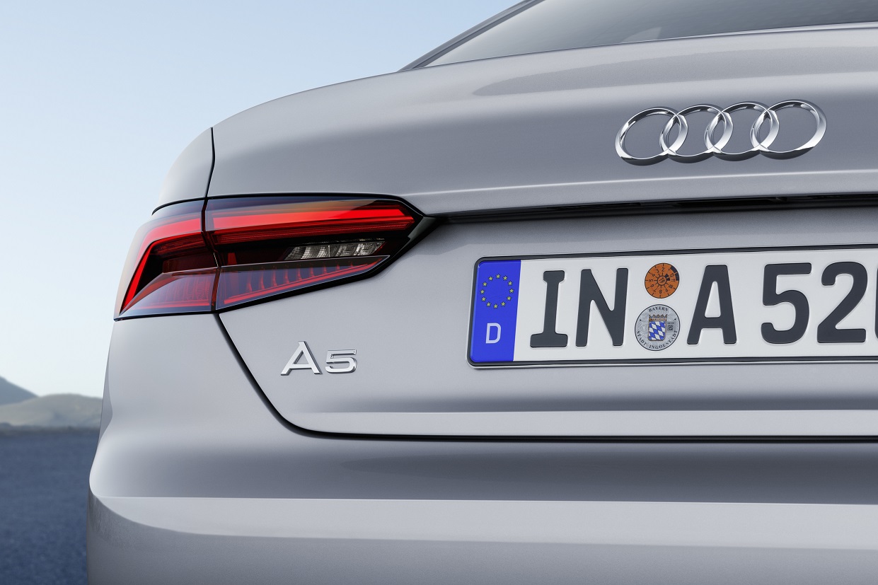 Na bijna tien jaar krijgt de A5 een tweede generatie. Volgens Audi-traditie presenteert de nieuweling zich als een evolutie van zijn voorganger. AutoVandaag zocht uit hoe de nieuwe coup? bevalt.