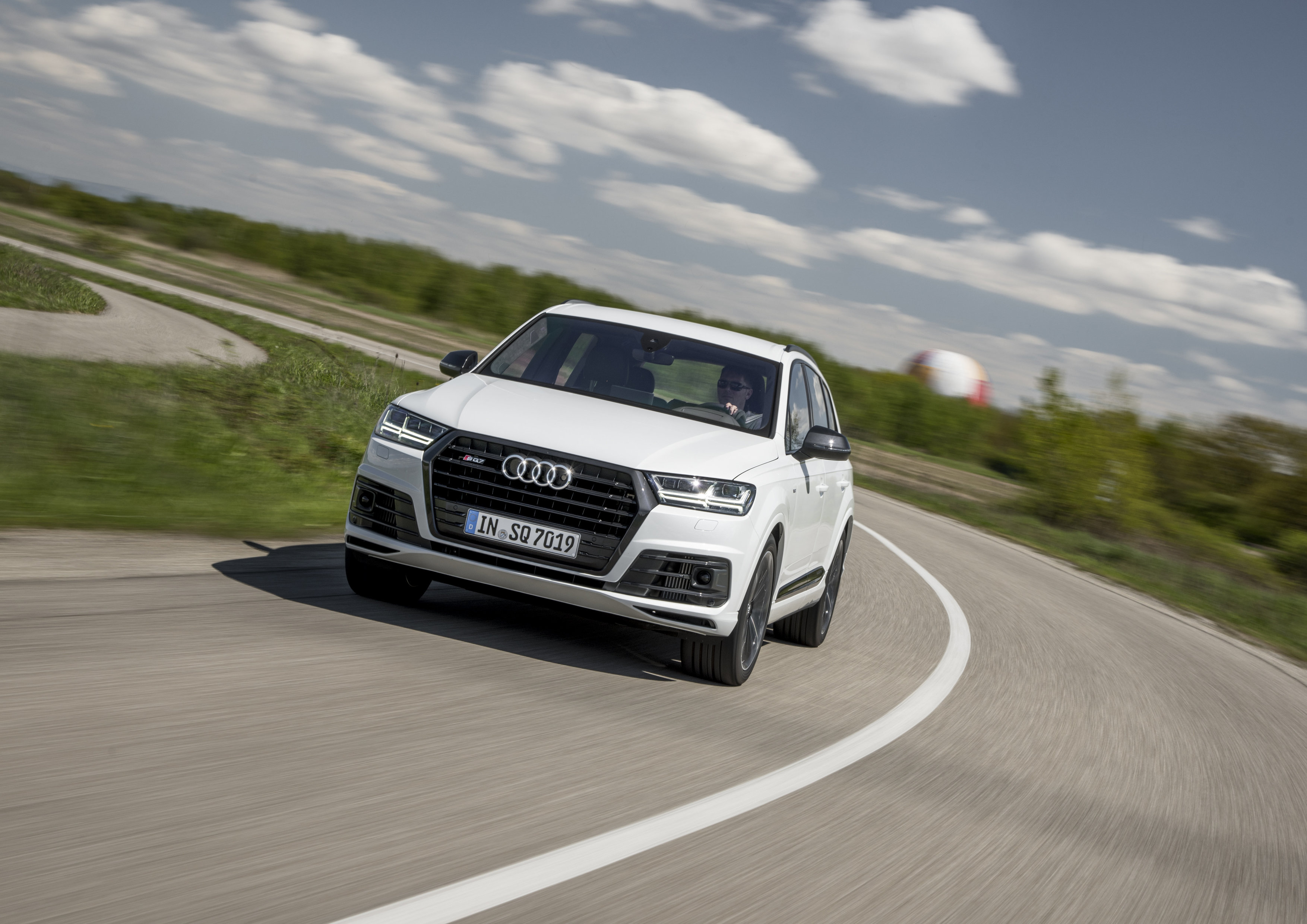 De Audi SQ7 is met zijn 4.0 TDI V8 sneller (maar niet krachtiger) dan de Audi Q7 6.0 V12 TDI. En zijn prijs is al helemaal een lachtertje.