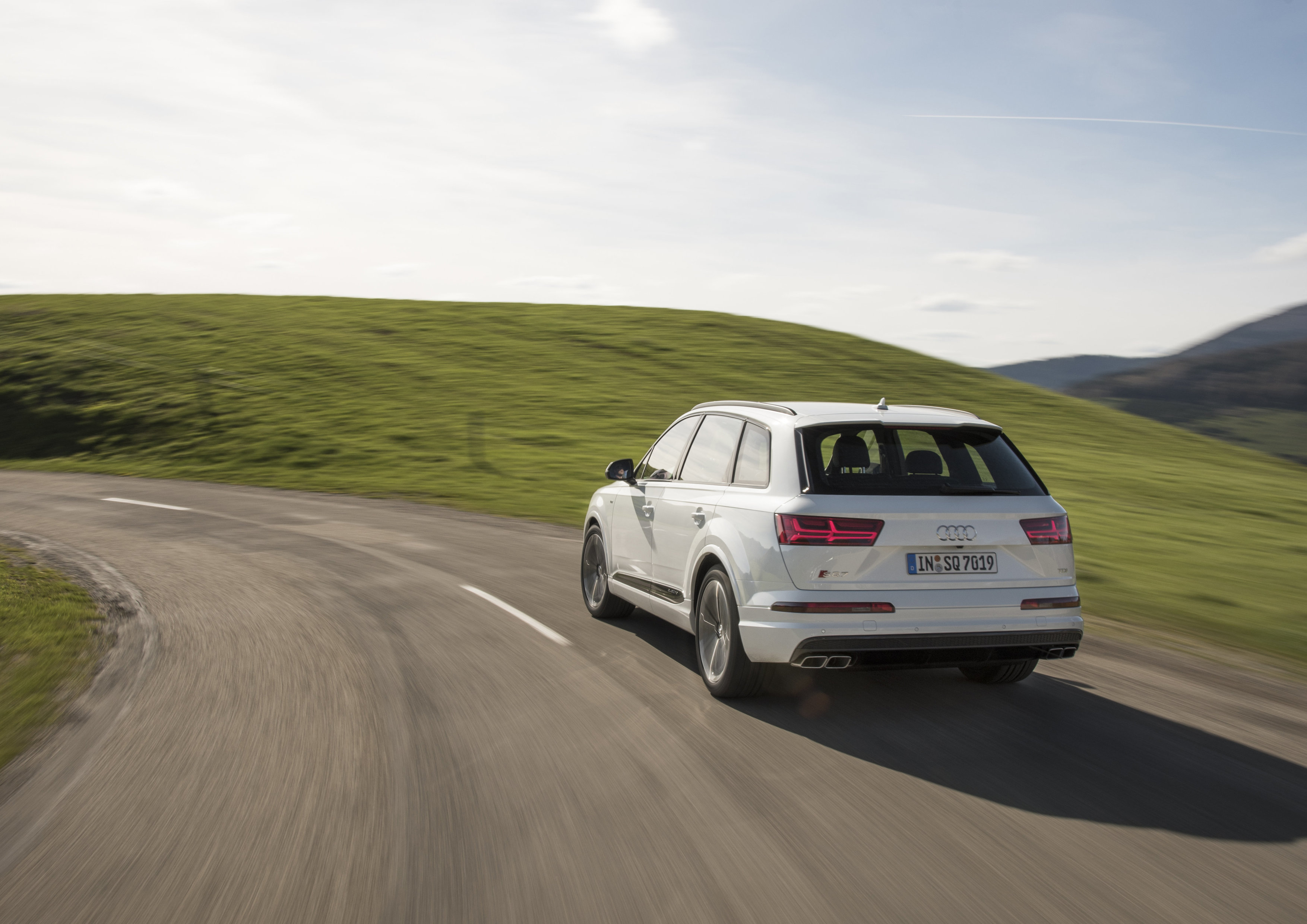 De Audi SQ7 is met zijn 4.0 TDI V8 sneller (maar niet krachtiger) dan de Audi Q7 6.0 V12 TDI. En zijn prijs is al helemaal een lachtertje.