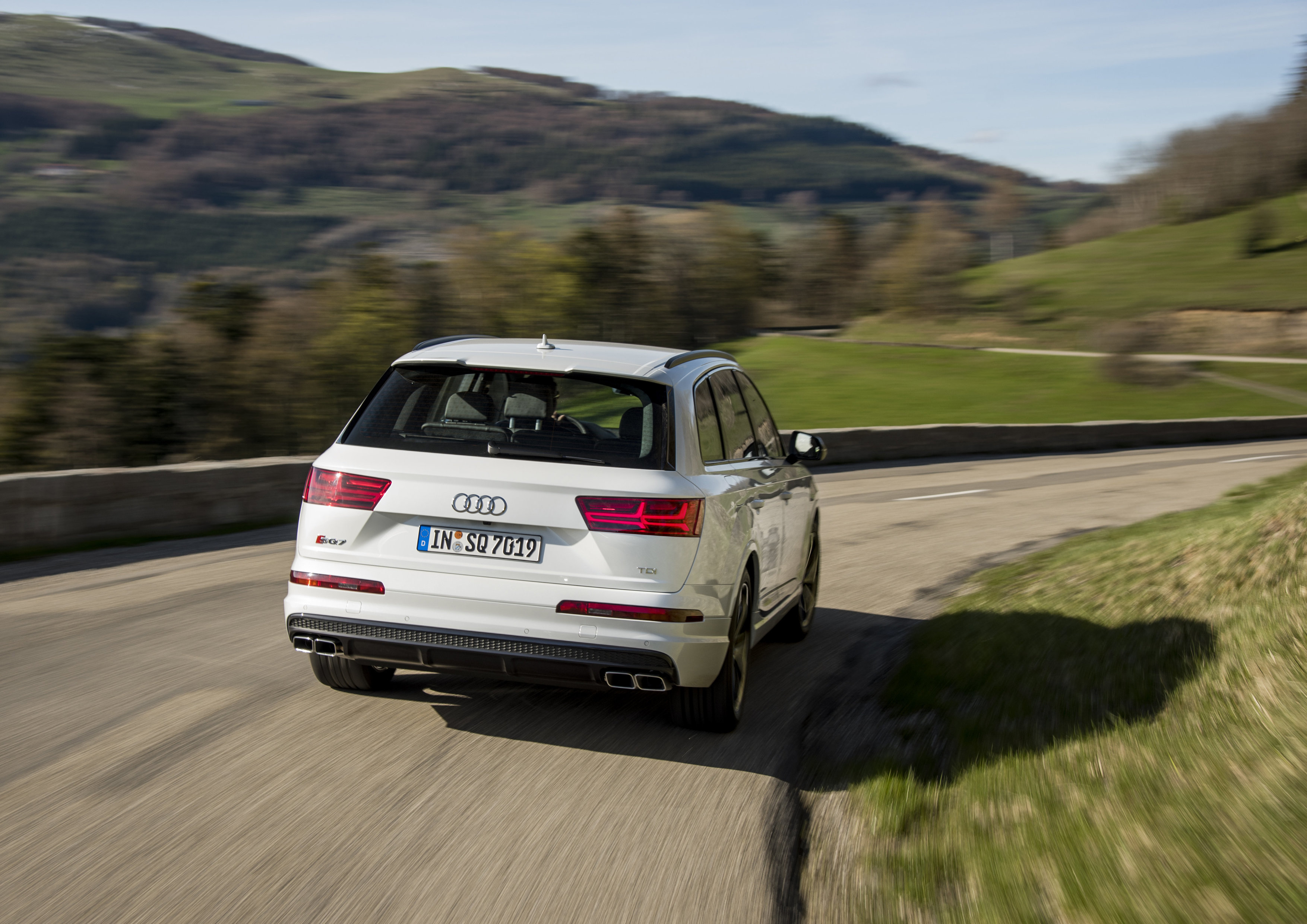 De Audi SQ7 is met zijn 4.0 TDI V8 sneller (maar niet krachtiger) dan de Audi Q7 6.0 V12 TDI. En zijn prijs is al helemaal een lachtertje.