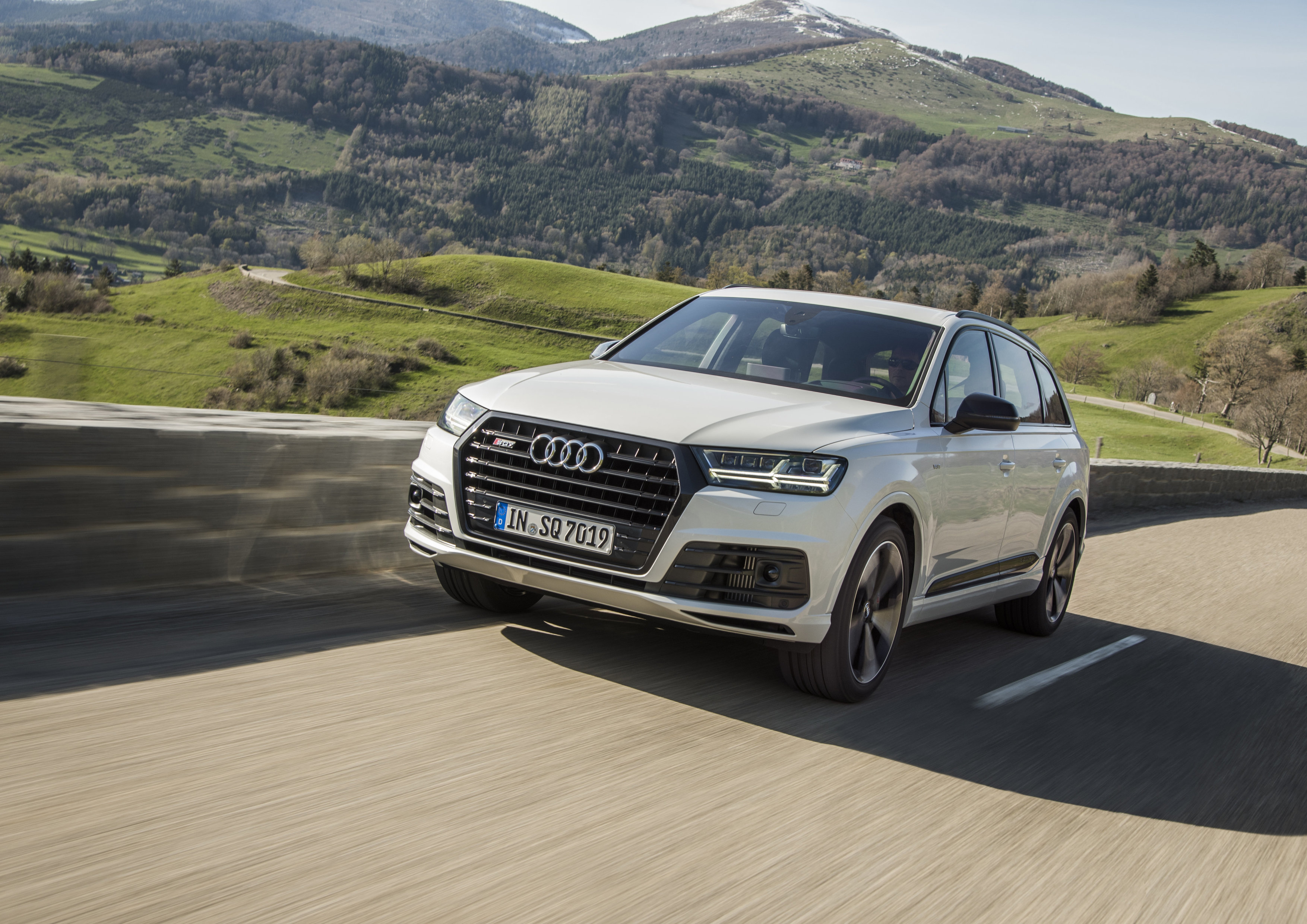 De Audi SQ7 is met zijn 4.0 TDI V8 sneller (maar niet krachtiger) dan de Audi Q7 6.0 V12 TDI. En zijn prijs is al helemaal een lachtertje.