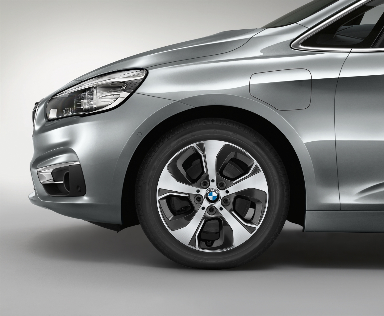 BMW introduceert de 225xe als plug-in hybride variant van de 2 Serie Active Tourer. De BMW F45 PHEV komt eind 2015 op de markt met 7% bijtelling.