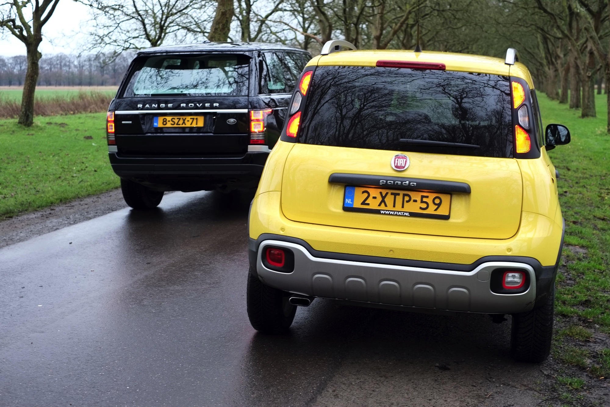 Autotest terreinrijden met een Fiat Panda Cross en een Range Rover LWB, twee uitersten in terreinvaardigheid.