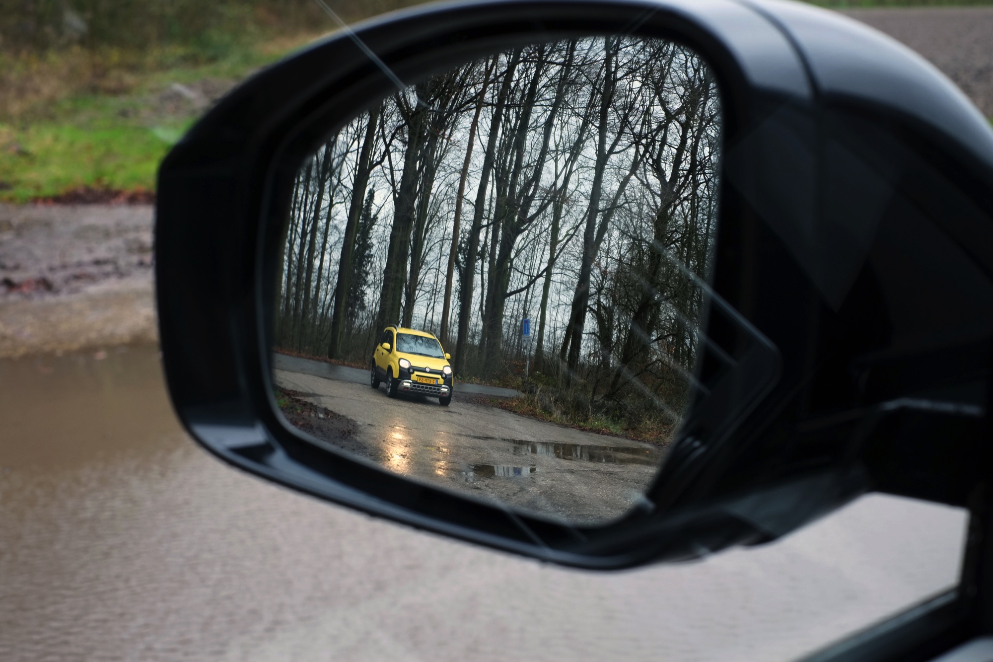 Autotest terreinrijden met een Fiat Panda Cross en een Range Rover LWB, twee uitersten in terreinvaardigheid.