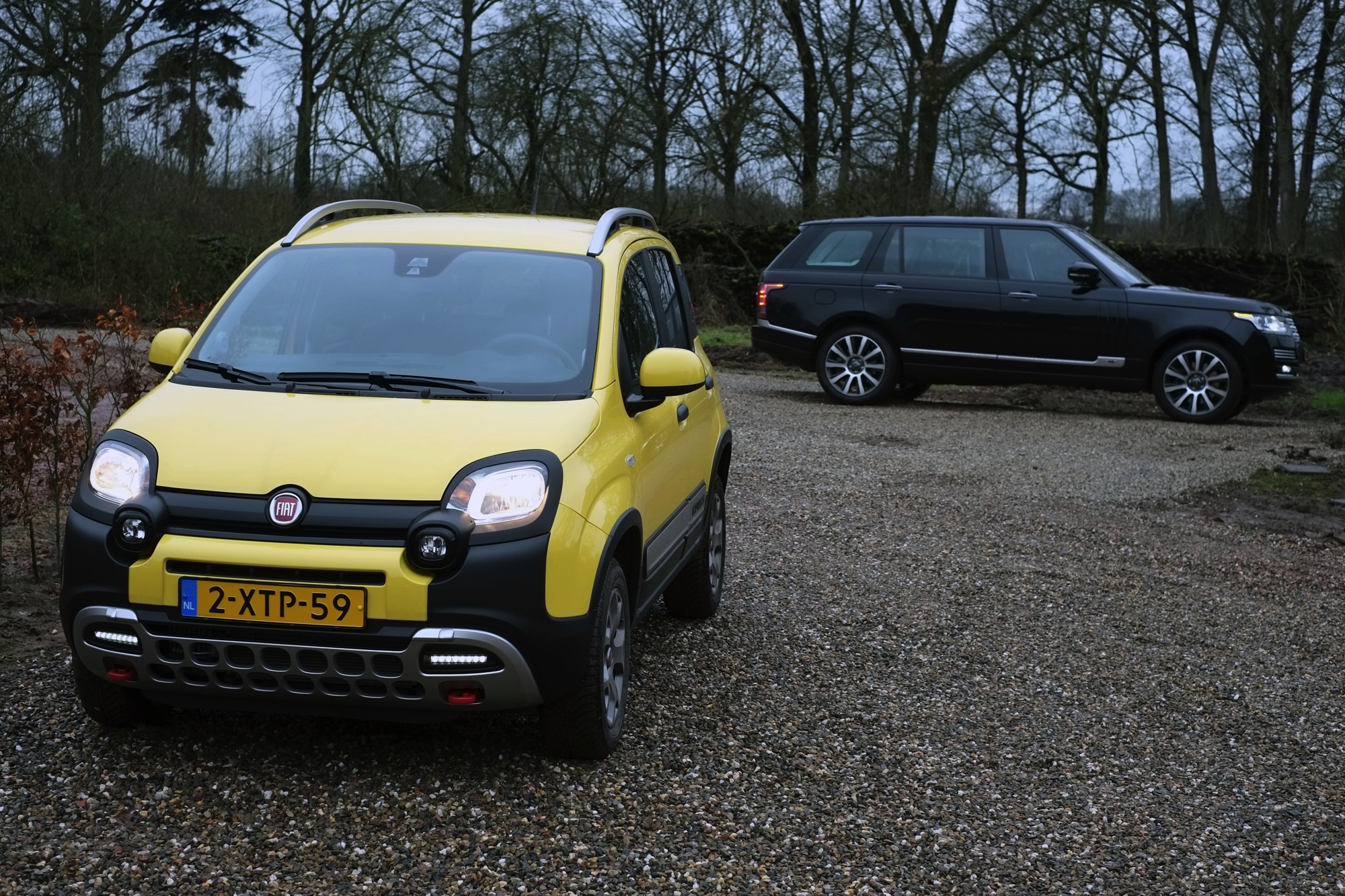 Autotest terreinrijden met een Fiat Panda Cross en een Range Rover LWB, twee uitersten in terreinvaardigheid.