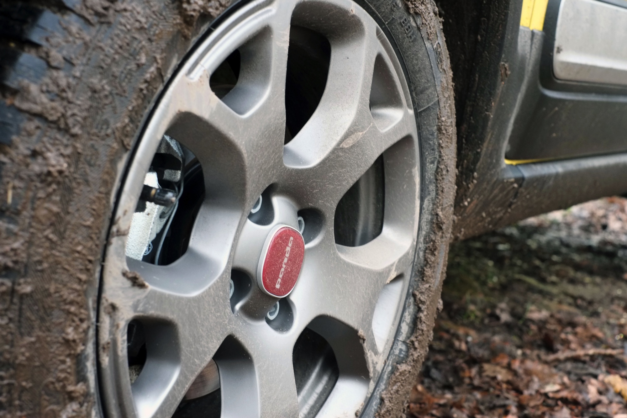 Autotest terreinrijden met een Fiat Panda Cross en een Range Rover LWB, twee uitersten in terreinvaardigheid.