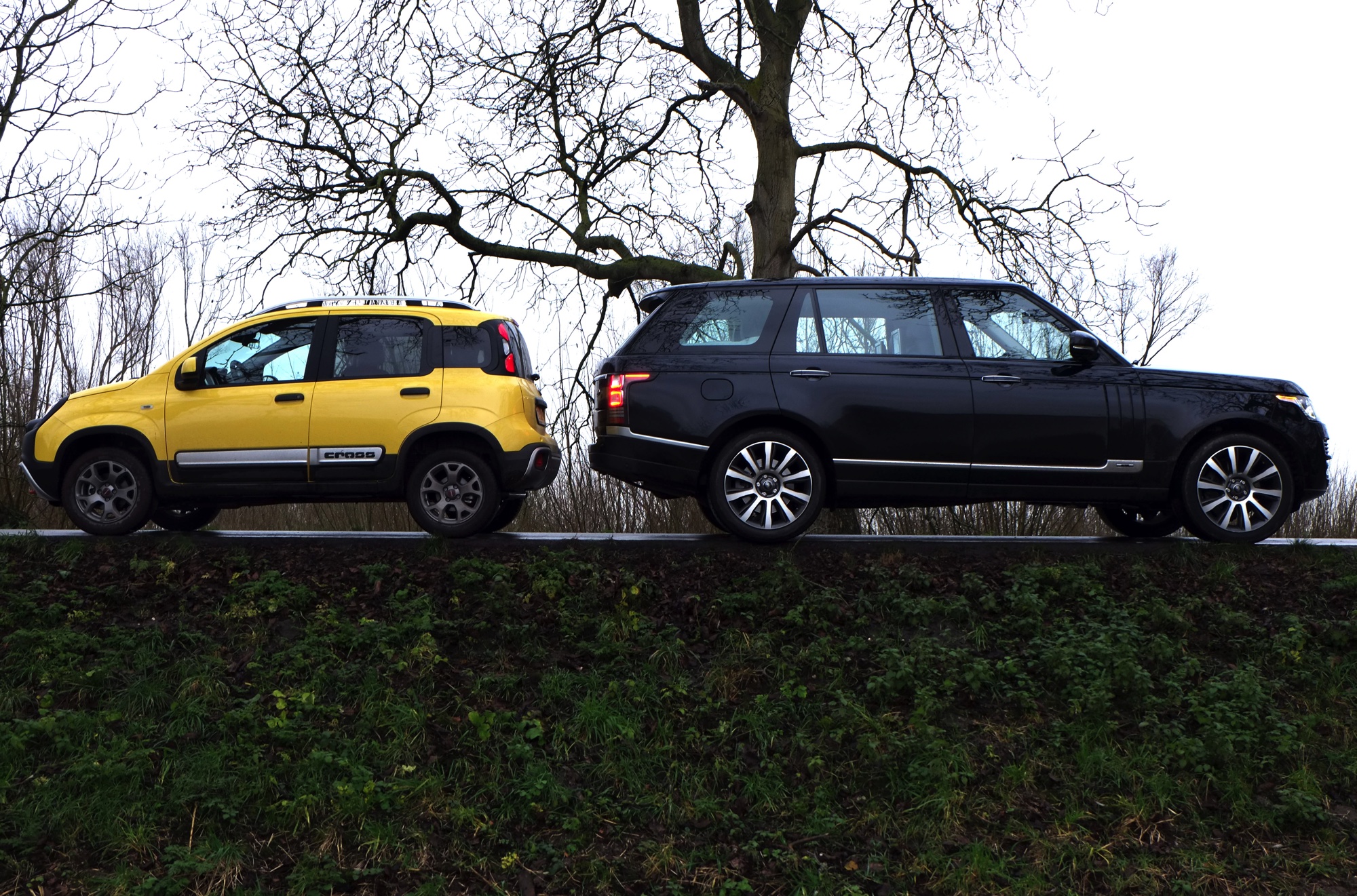 Autotest terreinrijden met een Fiat Panda Cross en een Range Rover LWB, twee uitersten in terreinvaardigheid.