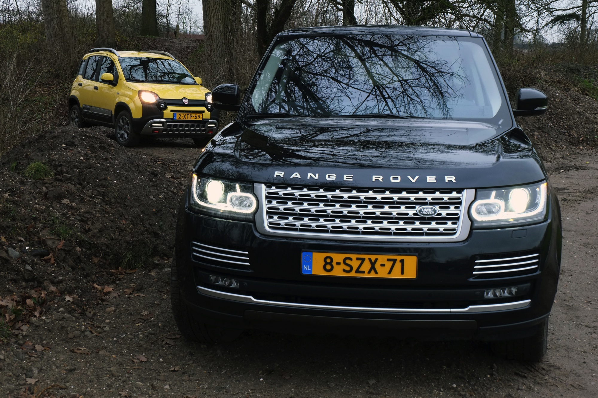 Autotest terreinrijden met een Fiat Panda Cross en een Range Rover LWB, twee uitersten in terreinvaardigheid.