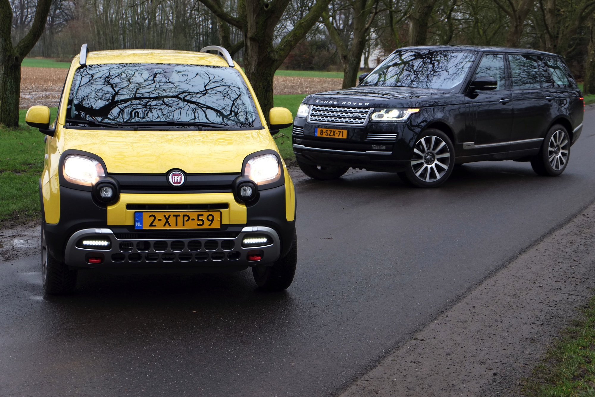 Autotest terreinrijden met een Fiat Panda Cross en een Range Rover LWB, twee uitersten in terreinvaardigheid.