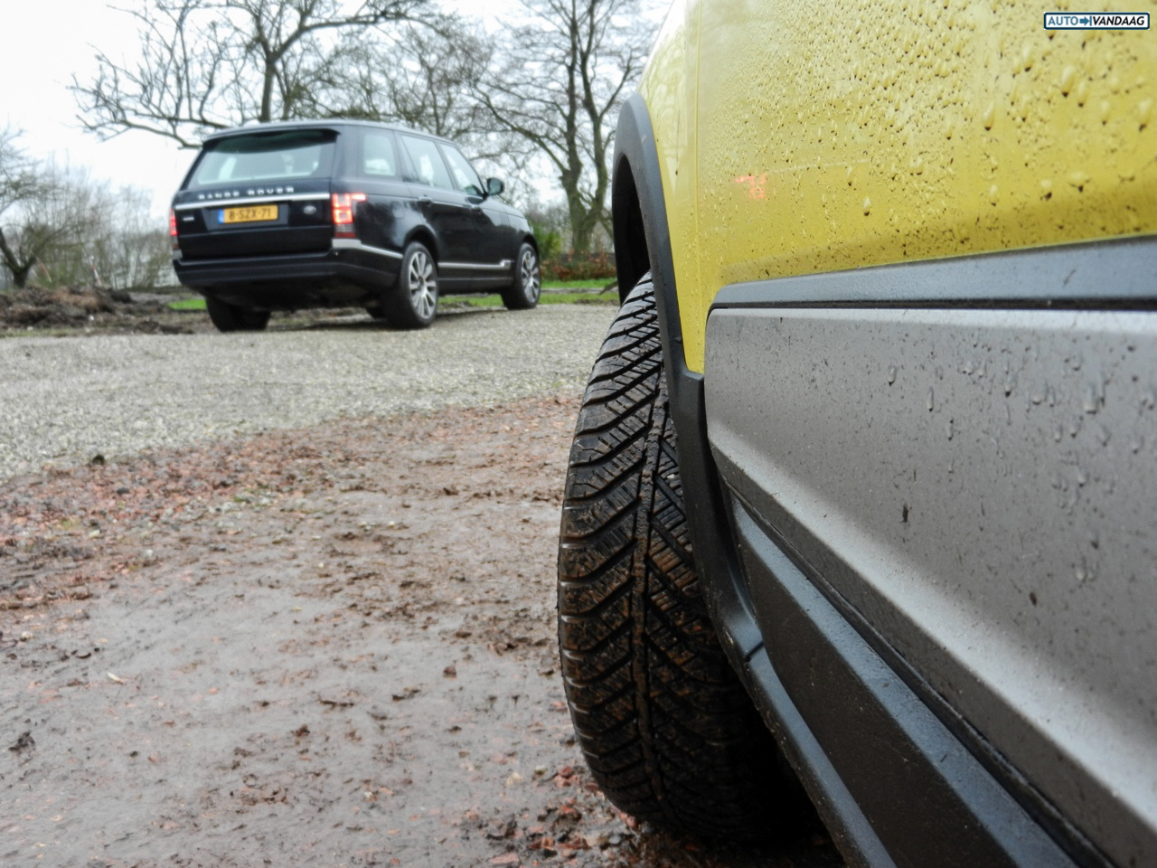 Autotest terreinrijden met een Fiat Panda Cross en een Range Rover LWB, twee uitersten in terreinvaardigheid.