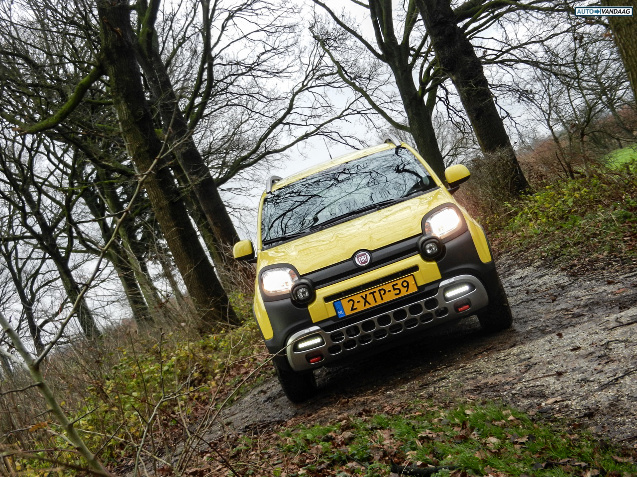 Autotest terreinrijden met een Fiat Panda Cross en een Range Rover LWB, twee uitersten in terreinvaardigheid.