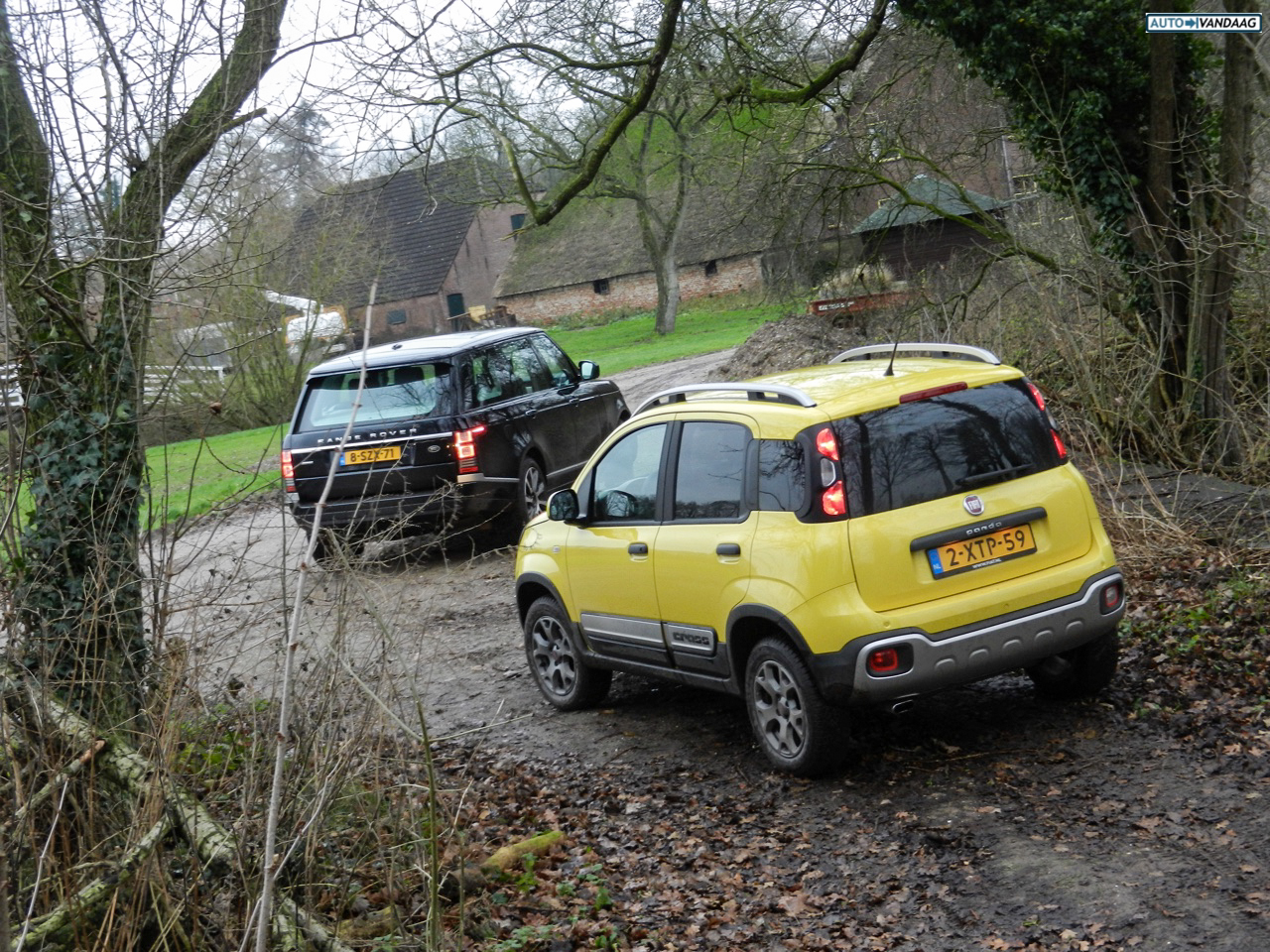Autotest terreinrijden met een Fiat Panda Cross en een Range Rover LWB, twee uitersten in terreinvaardigheid.