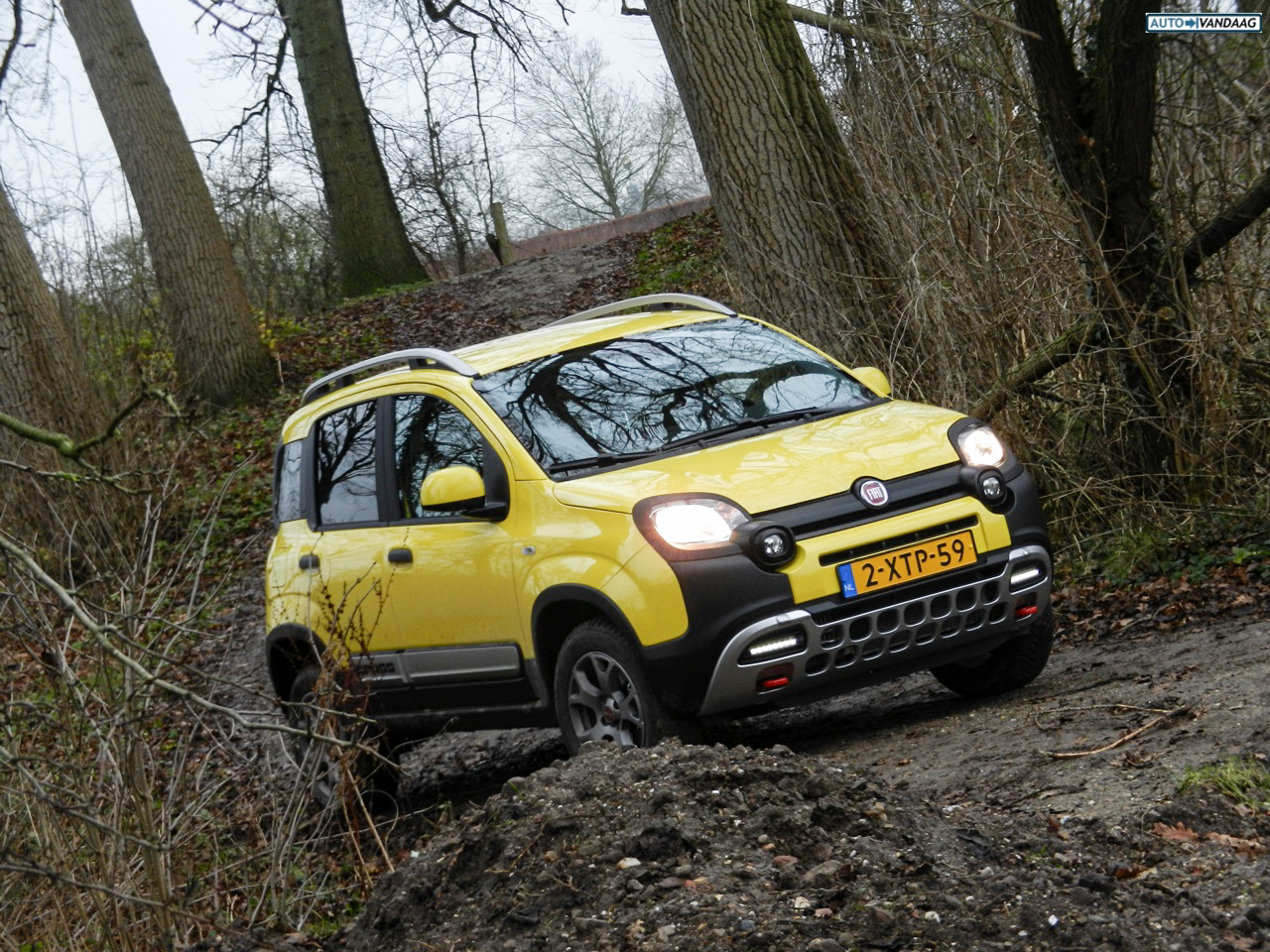 Autotest terreinrijden met een Fiat Panda Cross en een Range Rover LWB, twee uitersten in terreinvaardigheid.