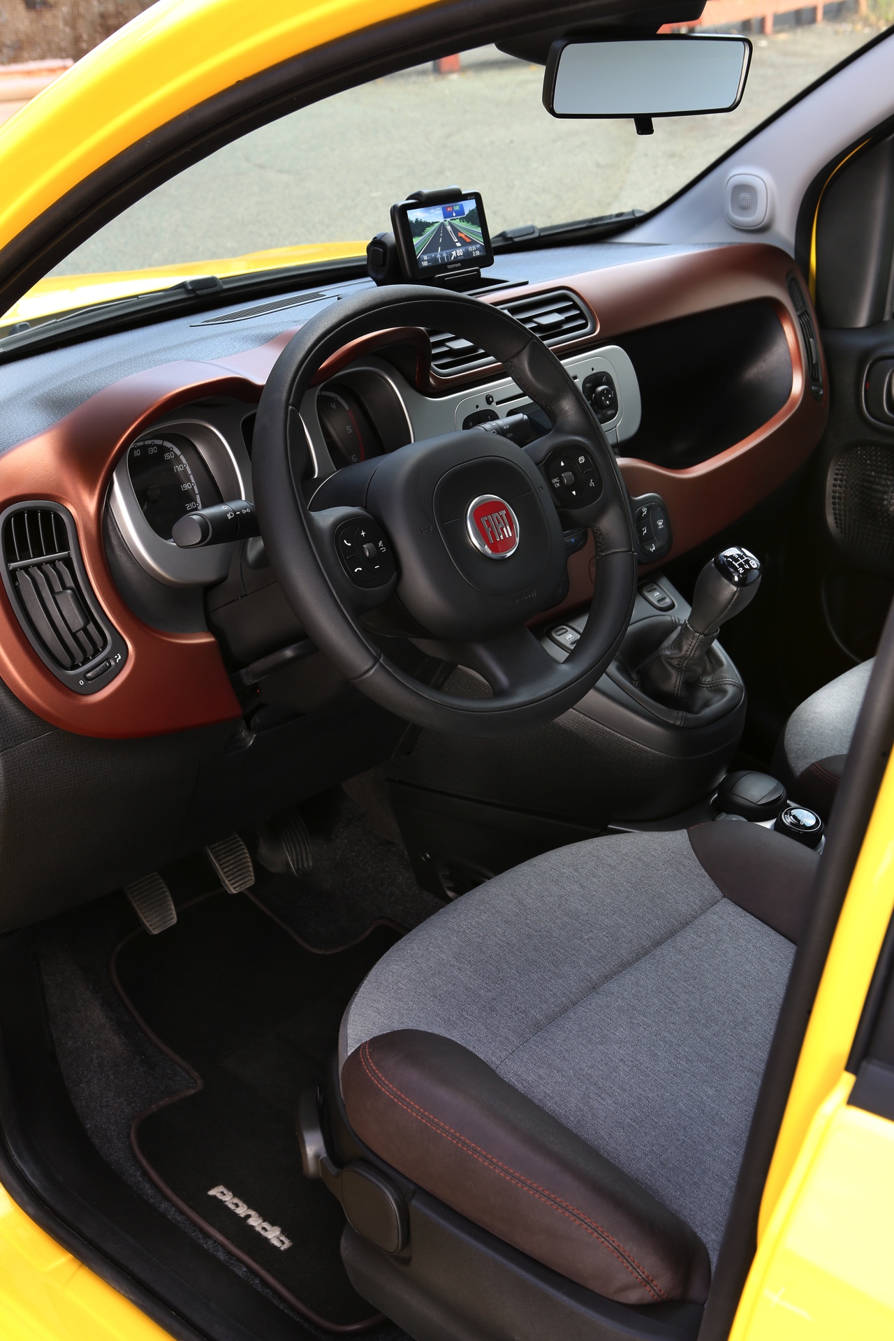 Autotest terreinrijden met een Fiat Panda Cross en een Range Rover LWB, twee uitersten in terreinvaardigheid.