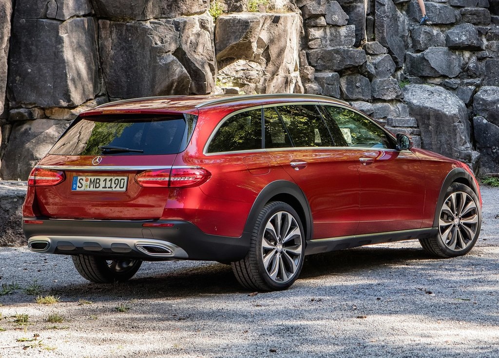 Mercedes-Benz levert vanaf de huidige generatie E-Klasse ook een off-road-uitvoering voor de E-Klasse Estate, de All-Terrain. Hoe dat bevalt zocht AutoVandaag uit met een rijtest.