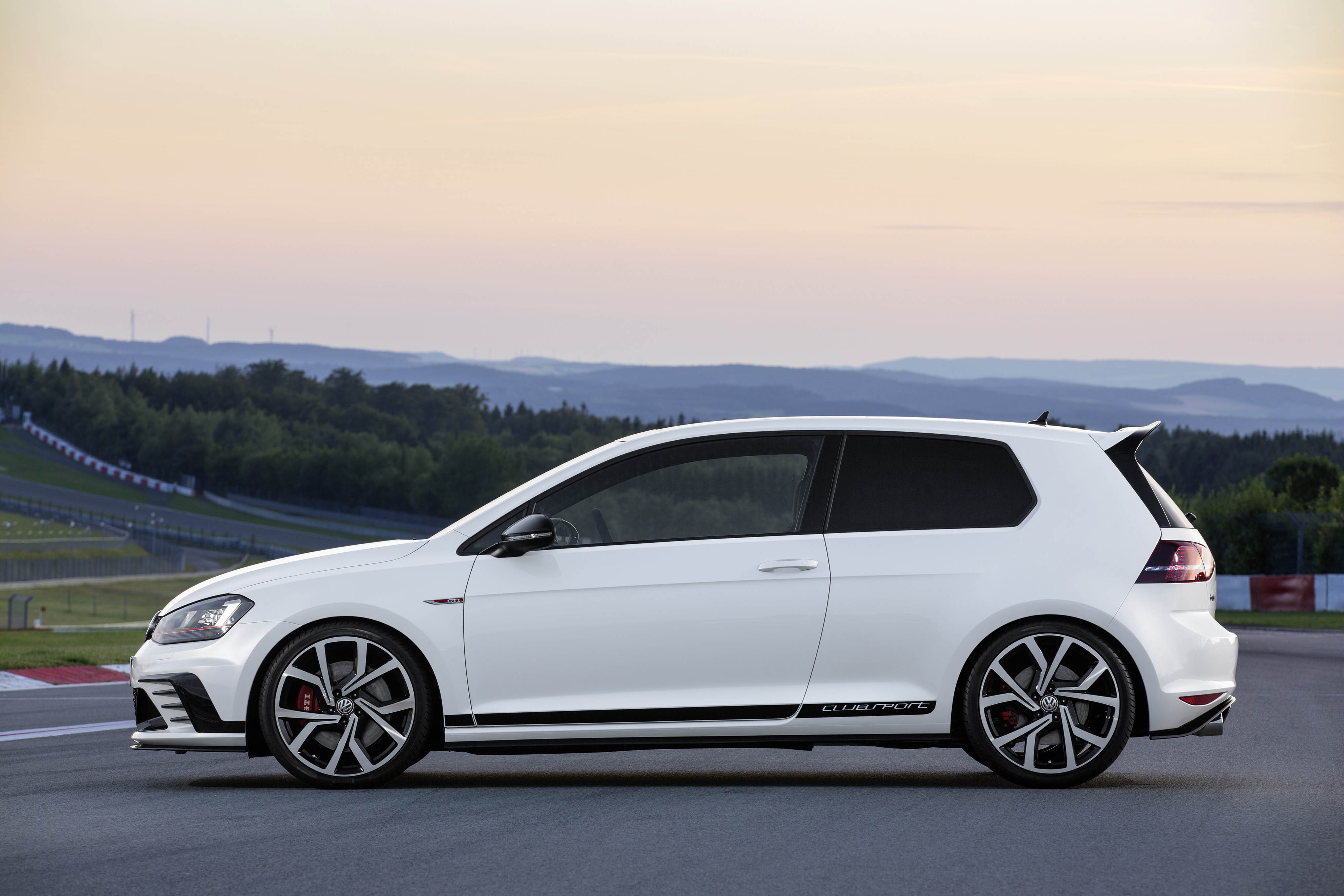 Volkswagen eert de GTI met de speciale jubileumuitvoering in de vorm van de Golf GTI Clubsport.