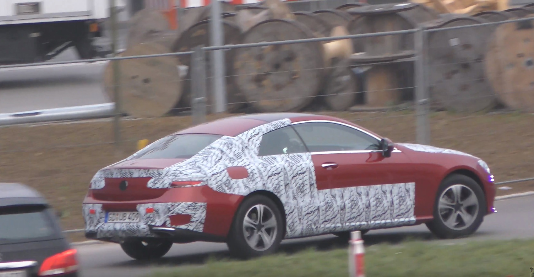 De nieuwe Mercedes-Benz E-Klasse Coup W238 is gespot met weinig camouflage en komt in 2017 op de markt.